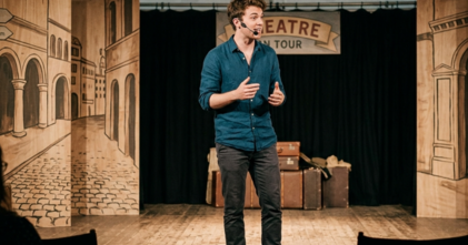 Casting giovane attore madrelingua inglese per tournée teatrali 2026/27 – Italia