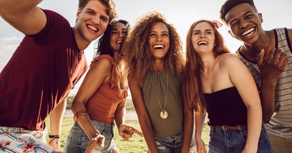 Casting comparse e figurazioni speciali uomini e donne tra i 20 e i 35 anni per film