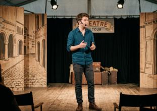 Casting giovane attore madrelingua inglese per tournée teatrali 2026/27 – Italia