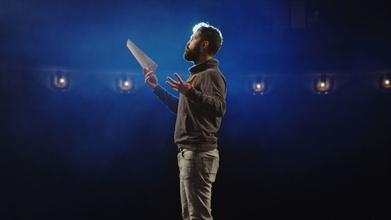 Casting interpreti di età compresa tra i 24 e i 35 anni per il coro delle Baccanti