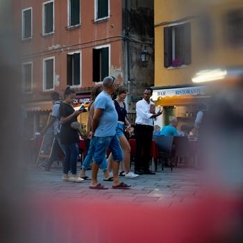 Si cercano attori e di attrici, di età compresa tra 30 e 50 anni, e di comparse, tra 20 e 60 anni residenti in qualsiasi parte d'Italia