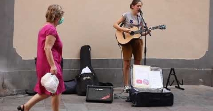 "Somebody that I used to know" cover (Busking in Italy)